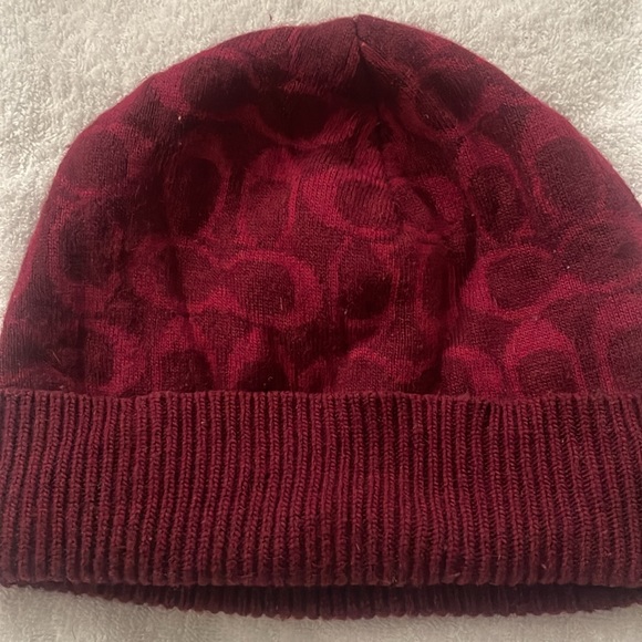 Coach Signature Beanie. Color: Burgundy - Picture 6 of 8